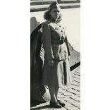 IBUSZ, egyenruhás nő különleges Mávag  LO 4000-Zupka (?), SOMUA (?) autóbusszal, busz, jármű, közlekedés, 1950-es évek, Eredeti fotó, papírkép.   