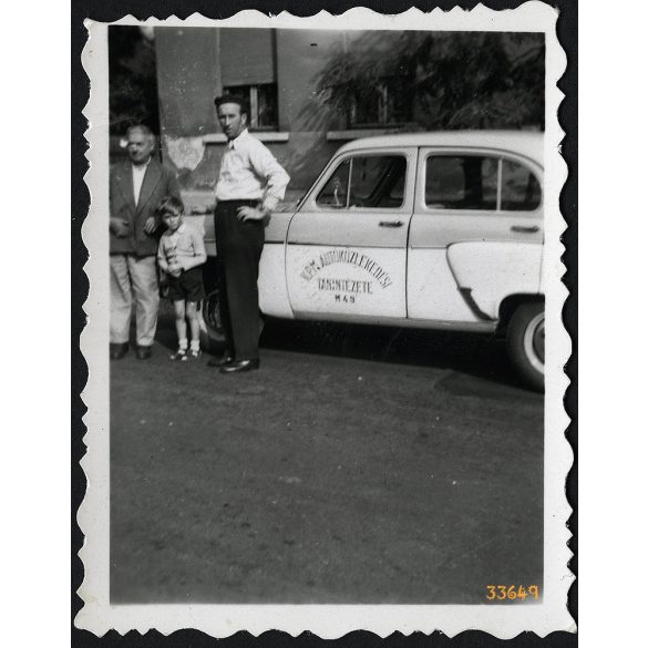 Moszkvics gépkocsi 'KPM Autóközlekedési Tanintézete' felirattal, autó, jármű, közlekedés, 1950-es évek, Eredeti fotó, papírkép. 