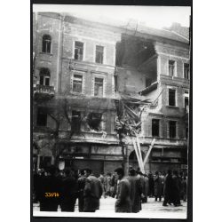   1956-os forradalom, szétlőtt bérház, Budapest, IX. kerület, Ferenc krt. 38., Ferencváros, épület, helytörténet, 1956, 1950-es évek, Eredeti fotó, papírkép.  