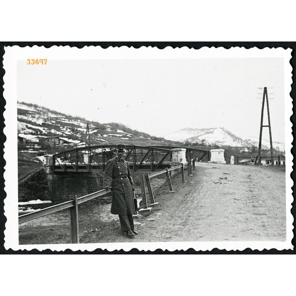 Magyar katona az Ung hídjánál, Hajasd, Kárpátalja, egyenruha, 2. világháború, helytörténet, 1942, 1940-es évek, Eredeti fotó, papírkép.  