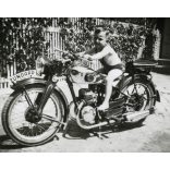 Kisfiú Zündapp motorkerékpáron, jármű, közlekedés, Horthy-korszak, 1940-es évek, Eredeti fotó, hátulján ragasztásnyomok.   