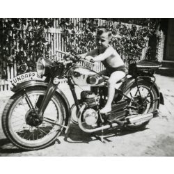   Kisfiú Zündapp motorkerékpáron, jármű, közlekedés, Horthy-korszak, 1940-es évek, Eredeti fotó, hátulján ragasztásnyomok.   