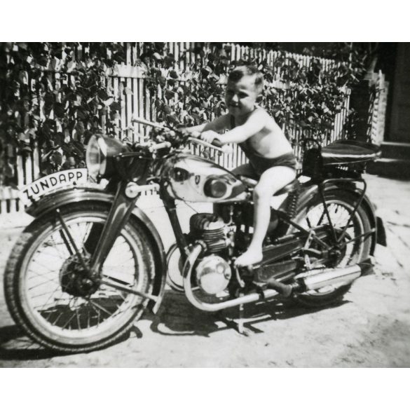 Kisfiú Zündapp motorkerékpáron, jármű, közlekedés, Horthy-korszak, 1940-es évek, Eredeti fotó, hátulján ragasztásnyomok.   