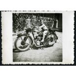Kisfiú Zündapp motorkerékpáron, jármű, közlekedés, Horthy-korszak, 1940-es évek, Eredeti fotó, hátulján ragasztásnyomok.   