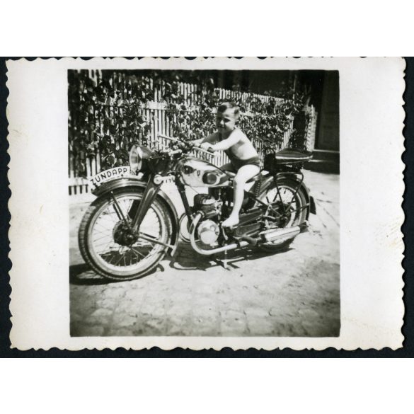 Kisfiú Zündapp motorkerékpáron, jármű, közlekedés, Horthy-korszak, 1940-es évek, Eredeti fotó, hátulján ragasztásnyomok.   