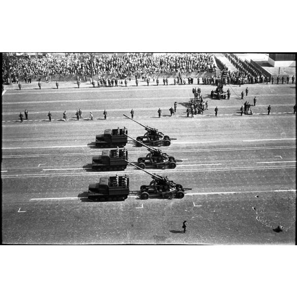 2 darab eredeti fotó negatív. Katonai felvonulás, Budapest, Csepel Cs 800 katonai jármű, szocializmus, katona, egyenruha, jármű, 1960-as évek. 2 darab eredeti fotónegatív. 