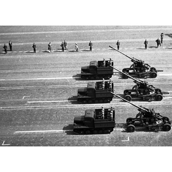 2 darab eredeti fotó negatív. Katonai felvonulás, Budapest, Csepel Cs 800 katonai jármű, szocializmus, katona, egyenruha, jármű, 1960-as évek. 2 darab eredeti fotónegatív. 