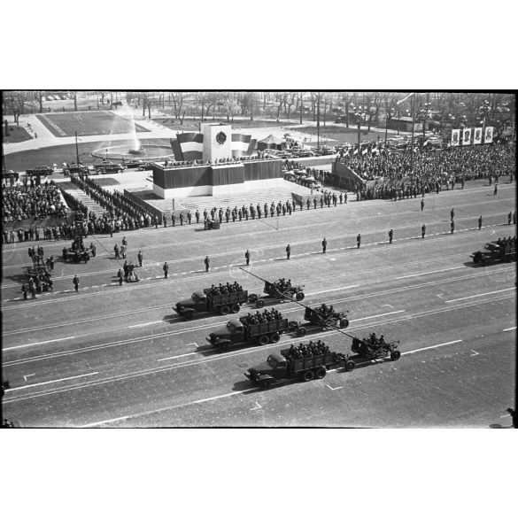 2 darab eredeti fotó negatív. Katonai felvonulás, Budapest, Csepel Cs 800 katonai jármű, szocializmus, katona, egyenruha, jármű, 1960-as évek. 2 darab eredeti fotónegatív. 