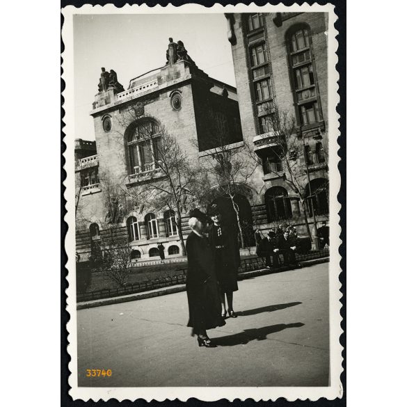 Józsefvárosi Telefonközpont, Budapest, elegáns hölgyek a Horváth Mihály téren, 1939, 1930-as évek, Eredeti fotó, papírkép.   