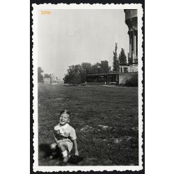   Fiú a Margitszigeten, Budapest, háttérben a Margit fürdő épülete, szabadtéri színpad, víztorony, helytörténet, 1930-as évek, Eredeti fotó, papírkép.   