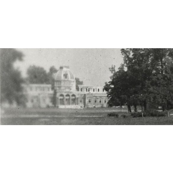 Fiú a Margitszigeten, Budapest, háttérben a Margit fürdő épülete, szabadtéri színpad, víztorony, helytörténet, 1930-as évek, Eredeti fotó, papírkép.   