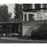 Fiú a Margitszigeten, Budapest, háttérben a Margit fürdő épülete, szabadtéri színpad, víztorony, helytörténet, 1930-as évek, Eredeti fotó, papírkép.   