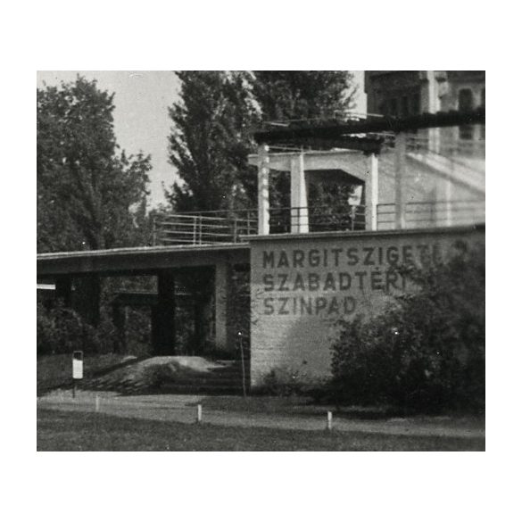 Fiú a Margitszigeten, Budapest, háttérben a Margit fürdő épülete, szabadtéri színpad, víztorony, helytörténet, 1930-as évek, Eredeti fotó, papírkép.   