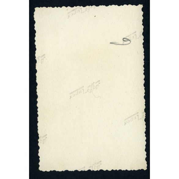 Fiú a Margitszigeten, Budapest, háttérben a Margit fürdő épülete, szabadtéri színpad, víztorony, helytörténet, 1930-as évek, Eredeti fotó, papírkép.   