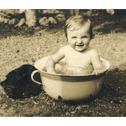   Kisgyerek fürdik a vájlingban, vicces, 1932, 1930-as évek, Eredeti fotó, papírkép.  