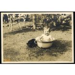 Kisgyerek fürdik a vájlingban, vicces, 1932, 1930-as évek, Eredeti fotó, papírkép.  