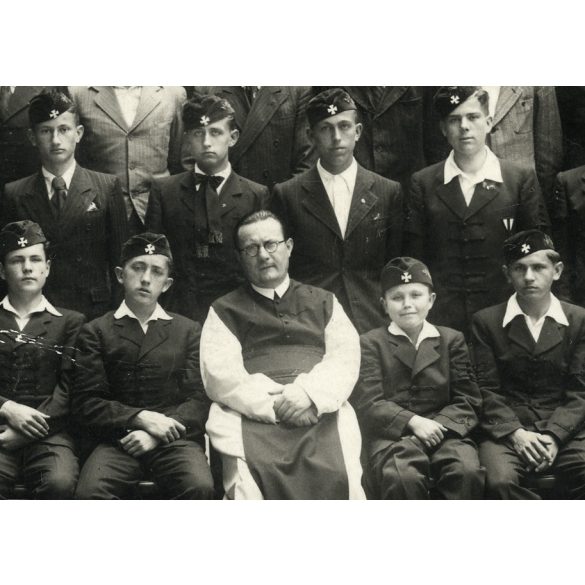 Tóth fényképész, Székesfehérvár, Ciszterci rendi Szent István Gimnázium tanára és diákjai, osztálykép, egyenruha, pap, egyház, helytörténet, 1939, 1930-as évek, Eredeti fotó, papírkép törésnyommal.   