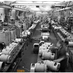   Kotnyek Antal fotója, Budapest, villanymotorok összeszerelése az Egyesült Villamosgépgyárban (EVIG), foglalkozás, szocializmus, ipar, 1960-as évek Eredeti fotó negatív! 