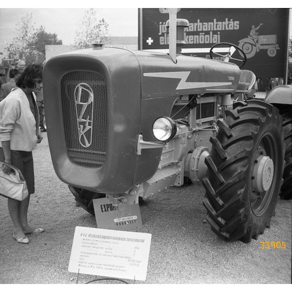 DUTRA D4 K összkerékmegajtású traktor, Budapest, Ipari Vásár, Vörös Csillag Traktorgyár, jármű, 1950-es évek. Eredeti fotó negatív.