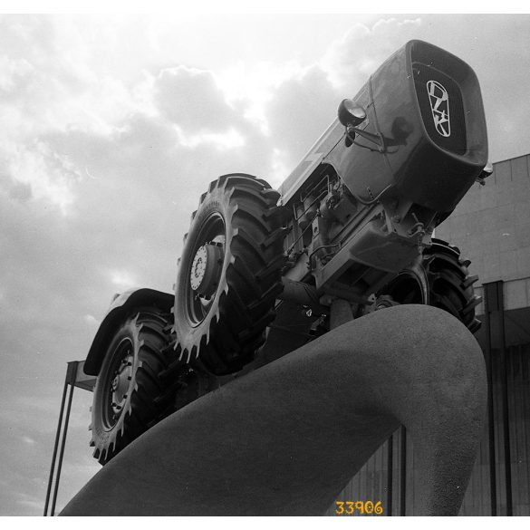 DUTRA D4 K összkerékmegajtású traktor, Budapest, Ipari Vásár, Vörös Csillag Traktorgyár, jármű, 1950-es évek. Eredeti fotó negatív.