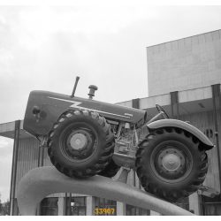   DUTRA D4 K összkerékmegajtású traktor, Budapest, Ipari Vásár, Vörös Csillag Traktorgyár, jármű, 1950-es évek. 
