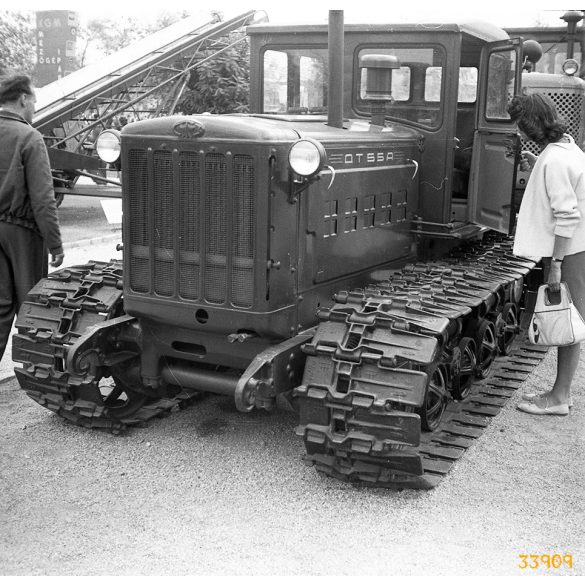 DUTRA DT55A lánctalpas traktor, Budapest, Ipari Vásár, Vörös Csillag Traktorgyár, jármű, 1950-es évek. 