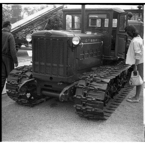 DUTRA DT55A lánctalpas traktor, Budapest, Ipari Vásár, Vörös Csillag Traktorgyár, jármű, 1950-es évek. 