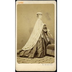   Kozics műterem, Pozsony, Felvidék,   elegáns hölgy ernyővel, gyönyörű ruhában, portré, kalap, 1860-as évek,Eredeti CDV, vizitkártya fotó. 