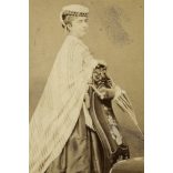 Kozics műterem, Pozsony, Felvidék,   elegáns hölgy ernyővel, gyönyörű ruhában, portré, kalap, 1860-as évek,Eredeti CDV, vizitkártya fotó. 