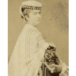 Kozics műterem, Pozsony, Felvidék,   elegáns hölgy ernyővel, gyönyörű ruhában, portré, kalap, 1860-as évek,Eredeti CDV, vizitkártya fotó. 