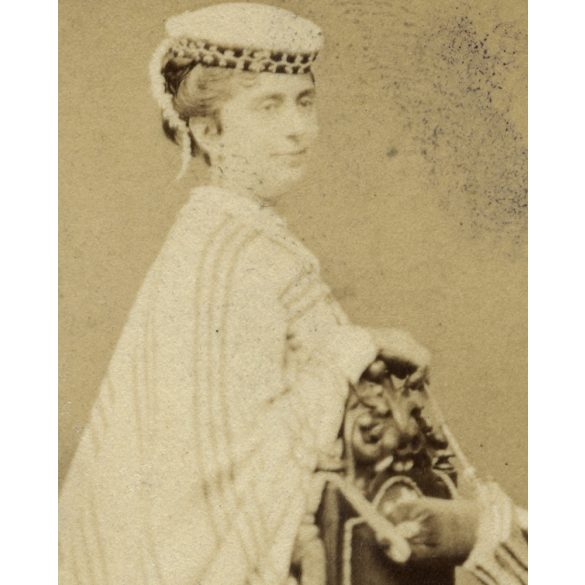Kozics műterem, Pozsony, Felvidék,   elegáns hölgy ernyővel, gyönyörű ruhában, portré, kalap, 1860-as évek,Eredeti CDV, vizitkártya fotó. 