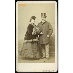   Borsos műterem, Pest, módos polgár házaspár portréja, cilinder, muff, 1860-as évek, Eredeti CDV, vizitkártya fotó.  