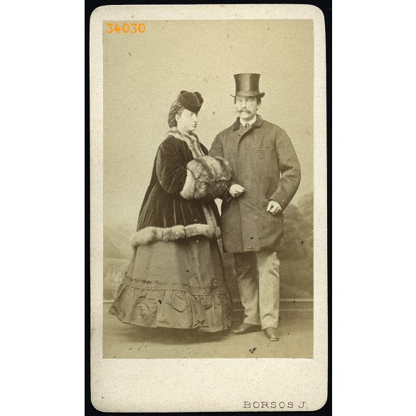 Borsos műterem, Pest, módos polgár házaspár portréja, cilinder, muff, 1860-as évek, Eredeti CDV, vizitkártya fotó.  