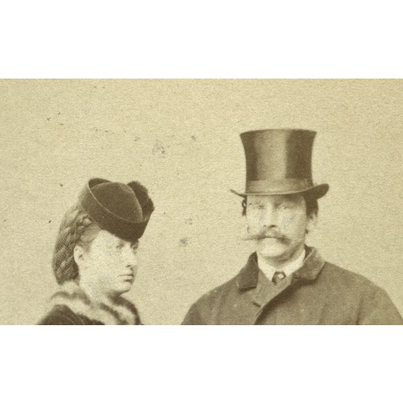 Borsos műterem, Pest, módos polgár házaspár portréja, cilinder, muff, 1860-as évek, Eredeti CDV, vizitkártya fotó.  