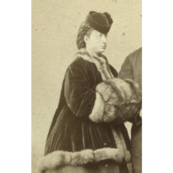 Borsos műterem, Pest, módos polgár házaspár portréja, cilinder, muff, 1860-as évek, Eredeti CDV, vizitkártya fotó.  