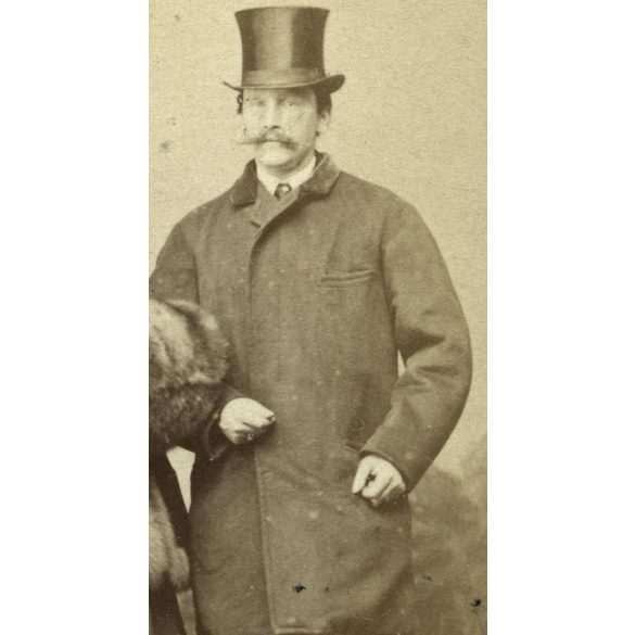 Borsos műterem, Pest, módos polgár házaspár portréja, cilinder, muff, 1860-as évek, Eredeti CDV, vizitkártya fotó.  