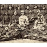 Nagyobb méret, magyar katonák egyenruhában, 1. világháború, fegyver, puska, üst, érdemrend, kaszárnya, 1910-es évek, Eredeti kartonra kasírozott fotó, papírkép.