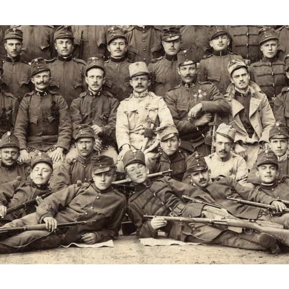 Nagyobb méret, magyar katonák egyenruhában, 1. világháború, fegyver, puska, üst, érdemrend, kaszárnya, 1910-es évek, Eredeti kartonra kasírozott fotó, papírkép.