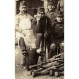 Nagyobb méret, magyar katonák egyenruhában, 1. világháború, fegyver, puska, üst, érdemrend, kaszárnya, 1910-es évek, Eredeti kartonra kasírozott fotó, papírkép.