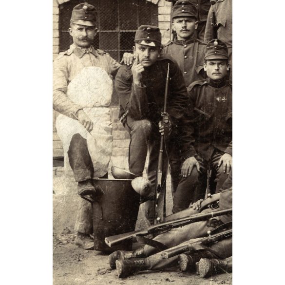 Nagyobb méret, magyar katonák egyenruhában, 1. világháború, fegyver, puska, üst, érdemrend, kaszárnya, 1910-es évek, Eredeti kartonra kasírozott fotó, papírkép.