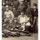 Nagyobb méret, magyar katonák egyenruhában, 1. világháború, fegyver, puska, üst, érdemrend, kaszárnya, 1910-es évek, Eredeti kartonra kasírozott fotó, papírkép.