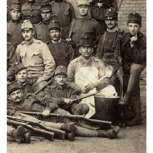 Nagyobb méret, magyar katonák egyenruhában, 1. világháború, fegyver, puska, üst, érdemrend, kaszárnya, 1910-es évek, Eredeti kartonra kasírozott fotó, papírkép.