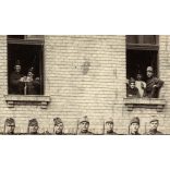 Nagyobb méret, magyar katonák egyenruhában, 1. világháború, fegyver, puska, üst, érdemrend, kaszárnya, 1910-es évek, Eredeti kartonra kasírozott fotó, papírkép.