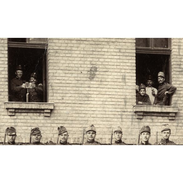 Nagyobb méret, magyar katonák egyenruhában, 1. világháború, fegyver, puska, üst, érdemrend, kaszárnya, 1910-es évek, Eredeti kartonra kasírozott fotó, papírkép.