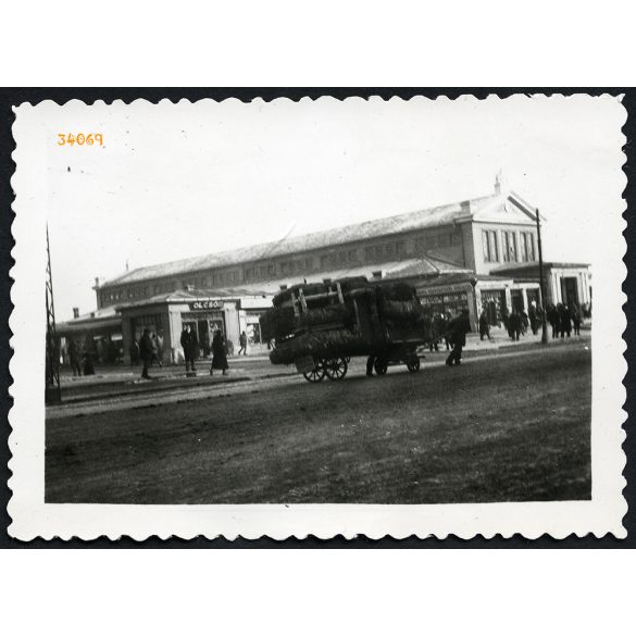 utcakép a Vásárcsarnokkal, Miskolc,  bútorszállító kordé, jármű, közlekedés, helytörténet, 1930-as évek, Eredeti fotó, papírkép. 