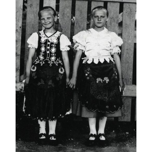 Lányok népviseletben, Hernádtihany (Kassa), Felvidék, helytörténet, 1940,  1940-es évek, Eredeti fotó, papírkép. 