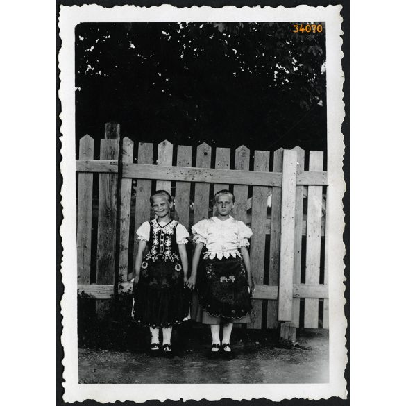 Lányok népviseletben, Hernádtihany (Kassa), Felvidék, helytörténet, 1940,  1940-es évek, Eredeti fotó, papírkép. 