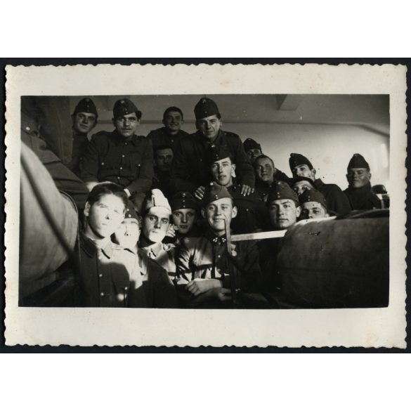 Magyar katonák, Szamosfalva (Kolozsvár), Erdély, legénységi szoba, egyenruha, 2. világháború, bevonulás, 1941, 1940-es évek, Eredeti fotó, papírkép.  