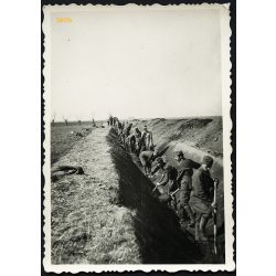   Árvíz levezetésére szolgáló árok ásása, Óföldeák, Maros folyó, helytörténet, Csongrád-Csanád megye,  1940. április 12, 1940-es évek, Eredeti fotó, papírkép.   