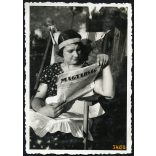 Elegáns hölgy a Magyarság című napilapot olvassa, Vác, Pest megye, újság, sajtótörténet, helytörténet, 1932, 1930-as évek, Eredeti fotó, papírkép.  